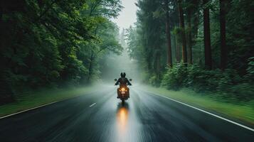 ai genererad en motorcykel förare navigerande genom de regn på en tätt trädkantade väg, de skimrande regndroppar och frodig lövverk skapande en fängslande atmosfär av naturens omfamning foto