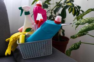 rengöring service. hink med svampar, kemikalier flaskor och moppning pinne. sudd handskar och handduk. hushåll Utrustning. foto