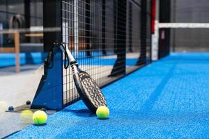 vit professionell paddla tennis racket med naturlig belysning på blå bakgrund. horisontell sport tema affisch, hälsning kort, rubriker, hemsida och app foto