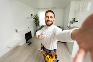 Bra dag humör bygga byggare konstruktion konstruktör ingenjör workman reparatör begrepp. stänga upp Foto porträtt av glad glad stilig strålande toothy skäggig kille göra ta selfie på smart telefon.