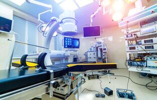 modern Utrustning i rörelse rum. medicinsk enheter för neurokirurgi. bakgrund. interiör ewith röntgen skärm och Utrustning foto