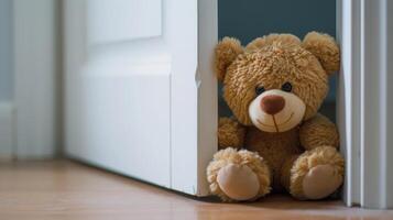 ai genererad glädje i de förtjusande syn av en brun teddy Björn smygande Bakom de dörr, ai genererad foto