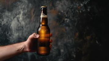 ai genererad hand innehav öl flaska mot mörk bakgrund, ai genererad. foto