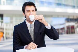 porträtt av en affärsman dricka en kaffe foto