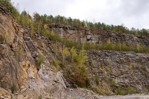 stor stenbrott, stegad terrasserad lättnad. brytning industri. mina och stenbrott panorama. övergiven stenbrott foto