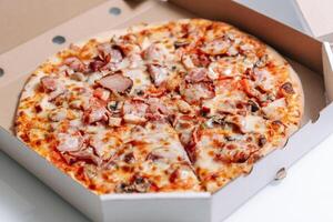 pizza i kartong låda, isolerat på vit foto