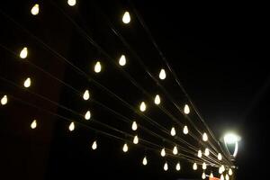 gata lampor form mönster på natt foto