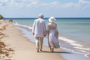 ai genererad ett äldre par gående längs de strand foto
