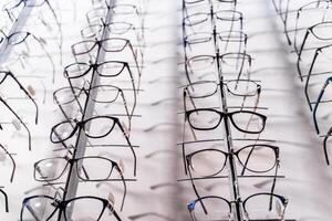 monter med glasögon i modern oftalmisk Lagra. glasögon affär. foto