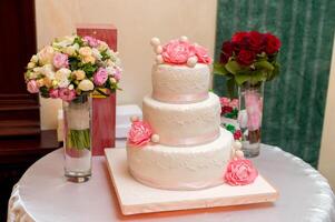 bröllop kaka på de tabell. efterrätt för gäster foto