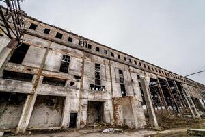 gammal fabrik ruin och bruten fönster. industriell byggnad för rivning foto