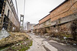 de ruiner av de före detta fabrik. förstörd byggnader i de stad foto