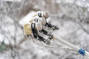 snötäckt omvandlare av en satellit maträtt över de vit bakgrund. satellit omvandlare i rimfrost. närbild. foto