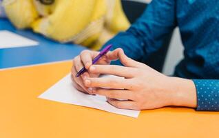 hög skola eller universitet studerande skrivning i föreläsning klass. examinator testning i undersökning rum. begrepp för stipendium till studie utomlands foto