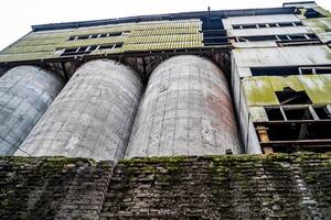 ruiner av ett gammal fabrik. gammal industriell byggnad för rivning foto