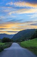 spektakulär solnedgång över berg och dalar i vackra hemsedal, norge. foto