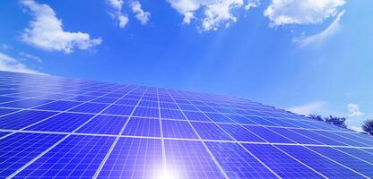 produktion av sol- paneler. grön energi begrepp. modern produktion fabrik eller växt. särskild Utrustning. foto