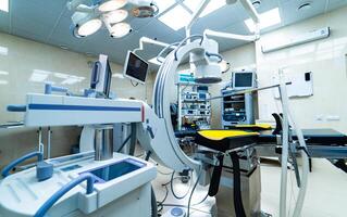 medicinsk enheter och industriell lampor i kirurgi rum av modern sjukhus. interiör sjukhus design begrepp foto