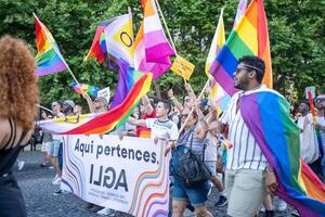 Lissabon, portugal. 17 juni 2023. lgbtq aktivister med banderoller på stolthet parad foto