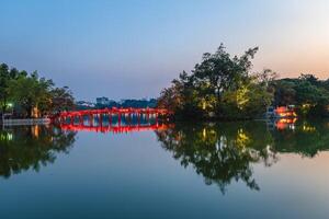 ngoc son tempel på ett holme i hoan kiem sjö, hanoi, vietnam. foto