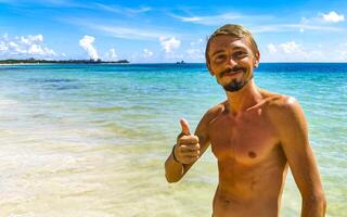 manlig turist reser man Framställ modell playa del carmen Mexiko. foto