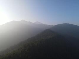 antenn morgon- se eller silhuett av en berg i bromo, öst java, indonesien foto