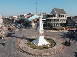 Flygfoto över tugu yogyakarta landmärke med livlig trafik. foto