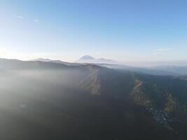 antenn morgon- se av en berg i bromo, öst java, indonesien foto