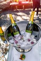 kall champagne liggande på is. kall vit vin firande. foto