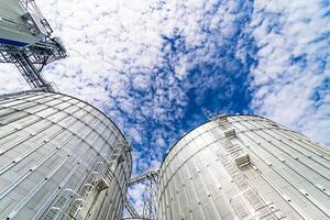 bra cylindrisk lager med blå himmel. stor metallisk industriella konstruktion. stål Lagra. foto