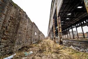 övergiven industriell byggnad. ruiner av en mycket kraftigt förorenad industriell fabrik foto
