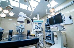 medicinsk enheter, interiör sjukhus design begrepp. interiör av rörelse rum i modern klinik, skärm med tester. närbild foto