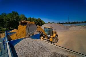 transport på läser in med krossad sten. transport av bulk material. karriär eller stenbrott foto