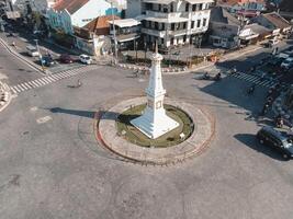 Flygfoto över tugu yogyakarta landmärke med livlig trafik. foto