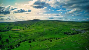 landskap se av de solnedgång ovan de kullar i yorkshire foto