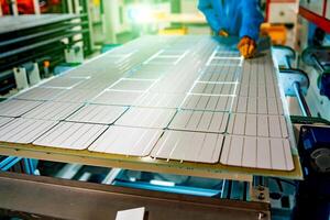 sol- kraft panel. grön energi. elektricitet. kraft energi paneler. sol- batterier produktion. foto