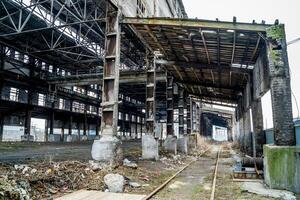 förstörd fabrik. gammal industriell byggnad för rivning foto