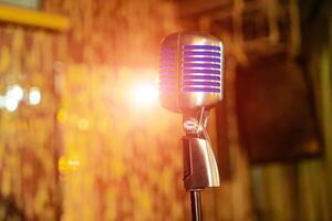 mikrofon i konsert hall eller konferens rum på en mörk bakgrund. närbild foto