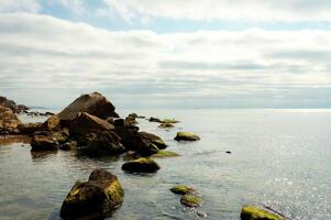 hav landskap. kväll på de sten strand. skön landskap. yrke begrepp. panorama- se. foto