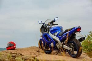 motorcykel blå Yamaha på en bakgrund av natur. foto