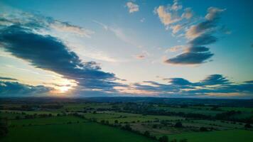 lugn soluppgång över en frodig landsbygden landskap med expansiv blå himmel och spridd moln i yorkshire. foto