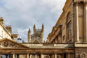 elegant historisk arkitektur med utsmyckad fasader under en molnig himmel i bad, england. foto