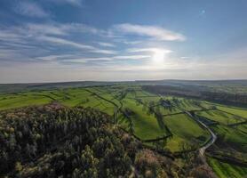 ett antenn se av en grön landsbygden och en väg foto