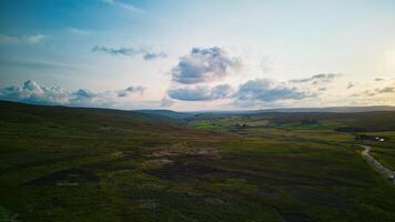 naturskön antenn se av en omfattande, lugn landskap med rullande kullar och en molnig himmel på skymning i yorkshire. foto