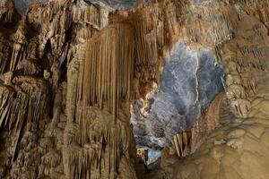 stalagmit och stalaktit bildning i de paradis grotta i vietnam foto