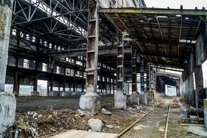 övergiven industriell byggnad. ruiner av ett gammal fabrik foto