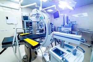 modern Utrustning i rörelse rum. medicinsk enheter för neurokirurgi. bakgrund. interiör med röntgen skärm och Utrustning. foto