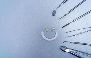 tandläkare Utrustning för arbete. sammansättning av leende ansikte och annorlunda verktyg. foto