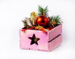 låda med jul dekorationer. Hem dekoration för ny år foto