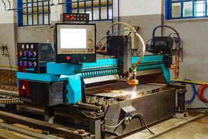 laser maskin metallurgisk Arbetar till skärande metall inomhus rum. industriell Utrustning för skärande metall. foto